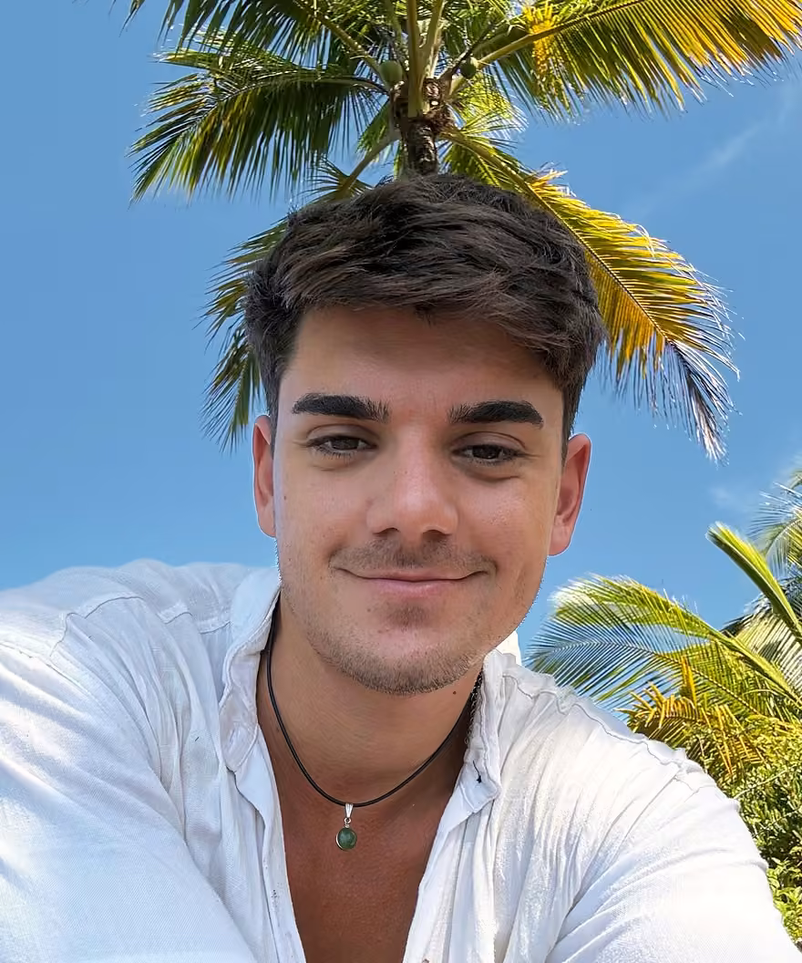 Ramiro Comaleras, fundador de ManglarIA, bajo una palmera en Bocas del Toro